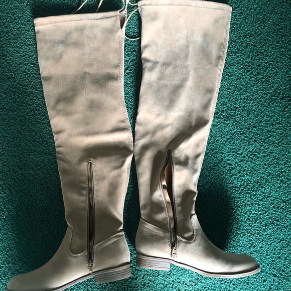 Flat tan boots - Picture 2 of 3